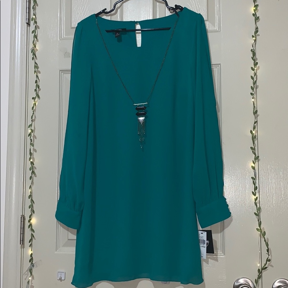 Open sleeve tunic w/ necklace